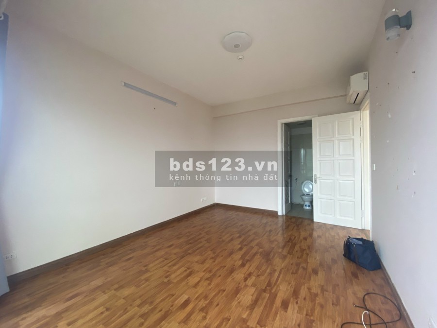 Chính chủ cần bán gấp căn hộ E5 - Ciputra Tây Hồ, dt 123m2, 3 ngủ, đồ cơ bản. Lh: 0966286718