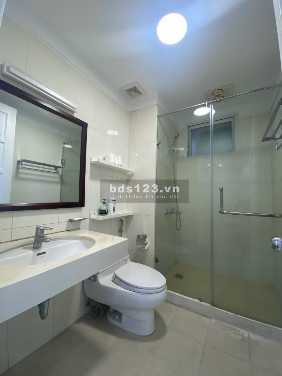 Chính chủ cần bán gấp căn hộ E5 - Ciputra Tây Hồ, dt 123m2, 3 ngủ, đồ cơ bản. Lh: 0966286718