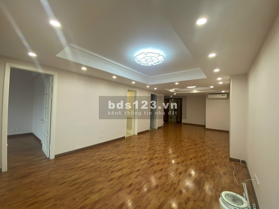 Chính chủ cần bán gấp căn hộ E5 - Ciputra Tây Hồ, dt 123m2, 3 ngủ, đồ cơ bản. Lh: 0966286718