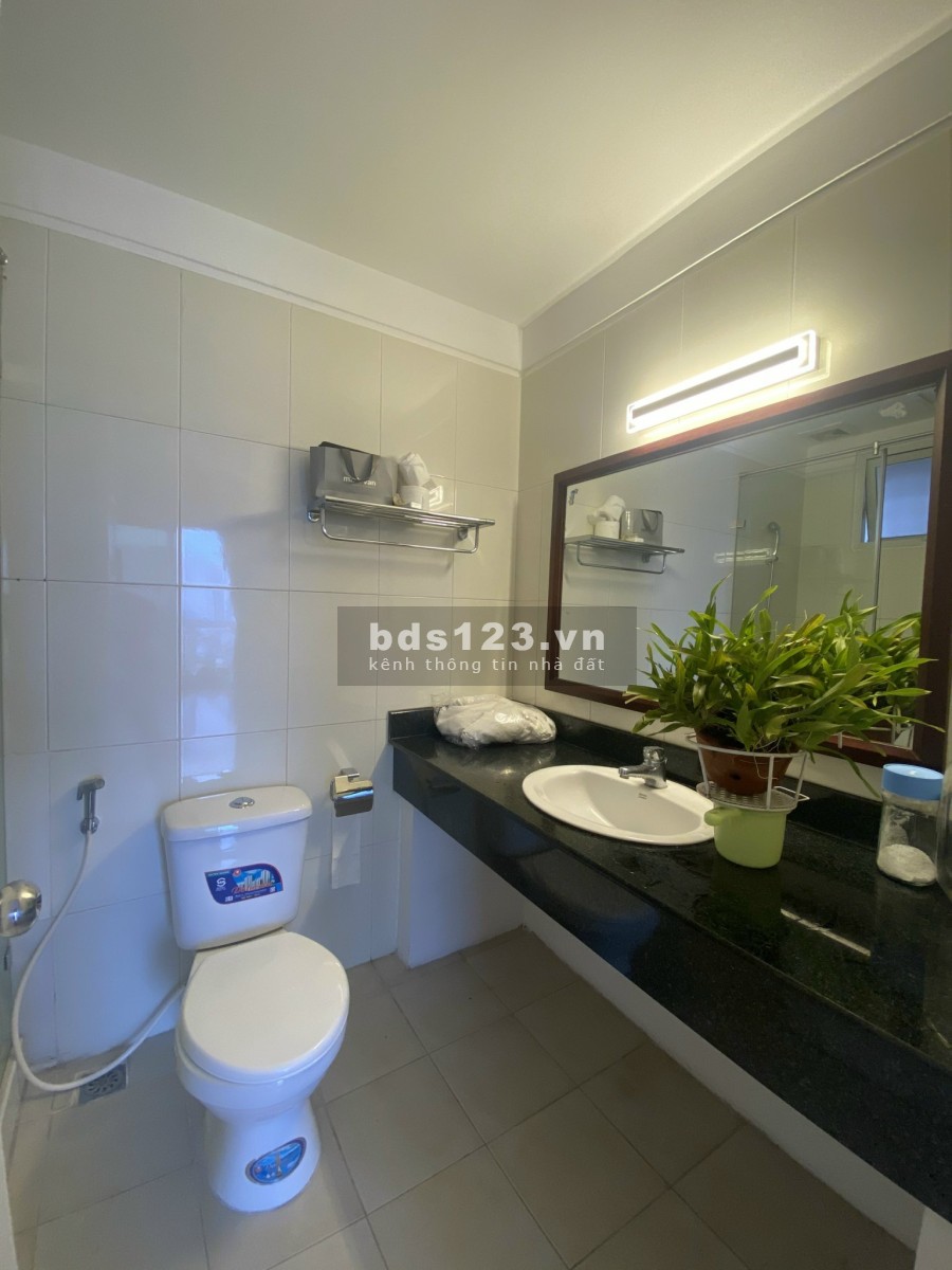 Chính chủ cần bán gấp căn hộ E5 - Ciputra Tây Hồ, dt 123m2, 3 ngủ, đồ cơ bản. Lh: 0966286718