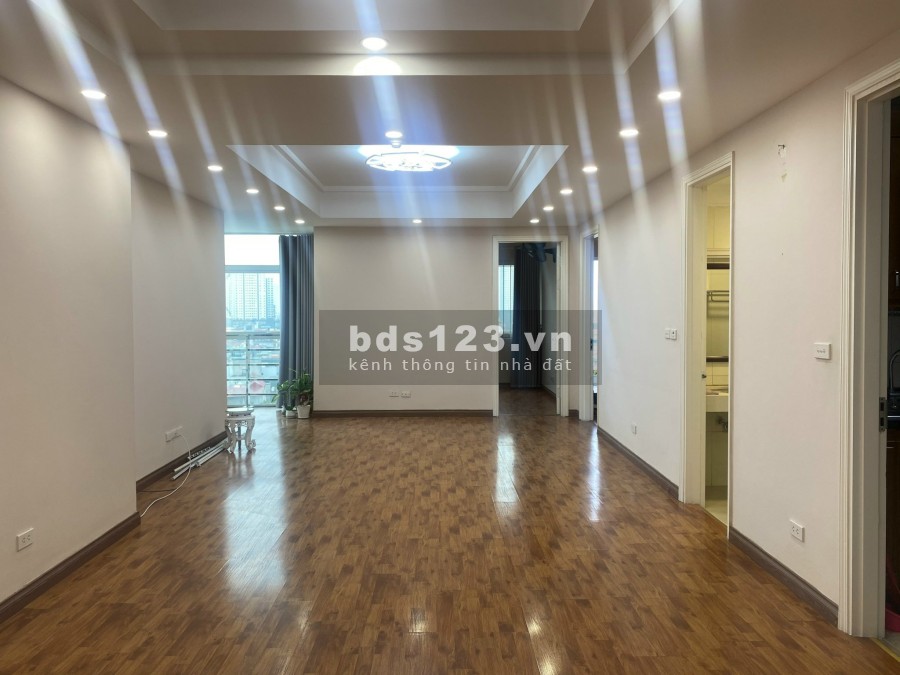 Chính chủ cần bán gấp căn hộ E5 - Ciputra Tây Hồ, dt 123m2, 3 ngủ, đồ cơ bản. Lh: 0966286718