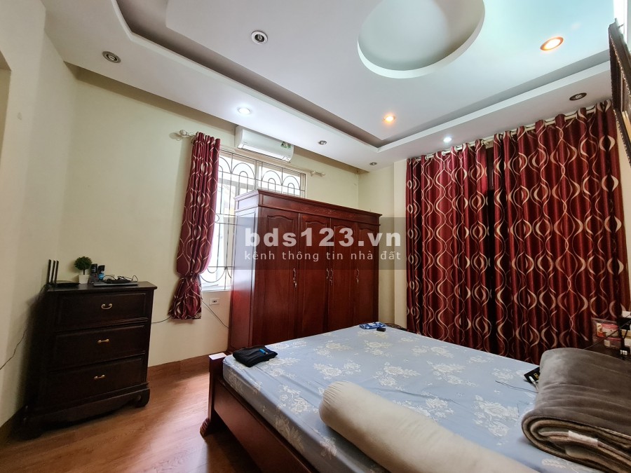 Cần bán nhà sát mặt phố Nguyễn Văn Cừ, Long Biên 33m2, 5 tầng, 4.2 tỷ.