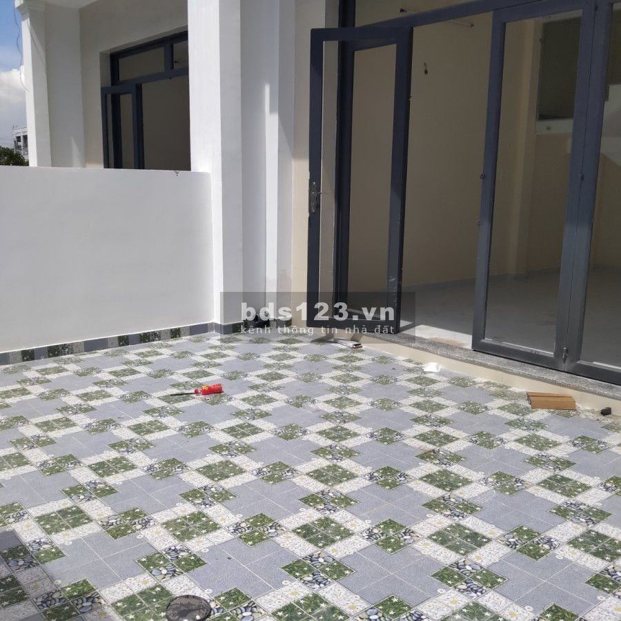Cần bán lại căn nhà 1 trệt 1 lầu mới xây đúc kiên cố, khu dân cư đông đúc, bàn giao đủ sổ