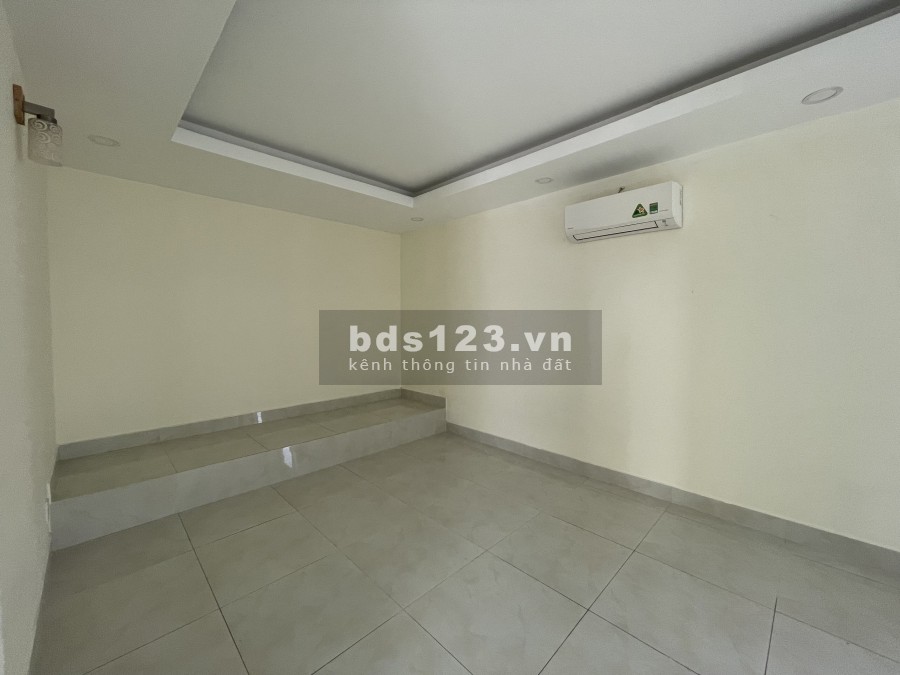 Cho thuê tầng 1 trong nhà nguyên căn. Đã có đầy đủ máy lạnh. Liên hệ: 0932.689.228