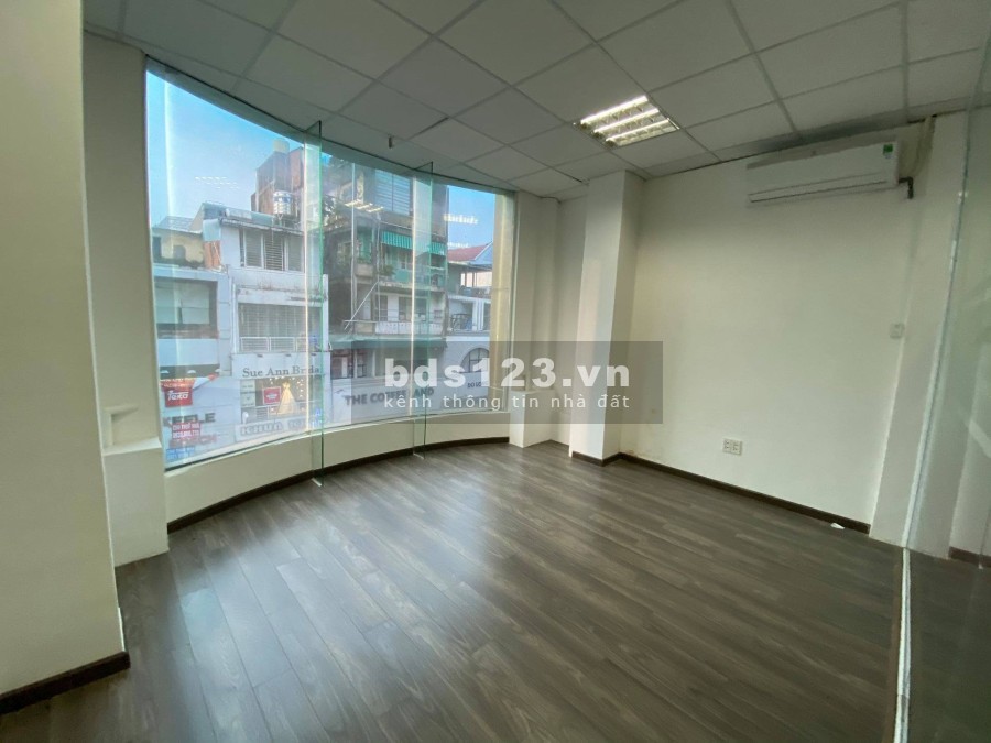 Văn phòng nằm tại 383 Võ Văn Tần, Phường 5, Quận 3, giá cho thuê 15 triệu/tháng, lhcc
