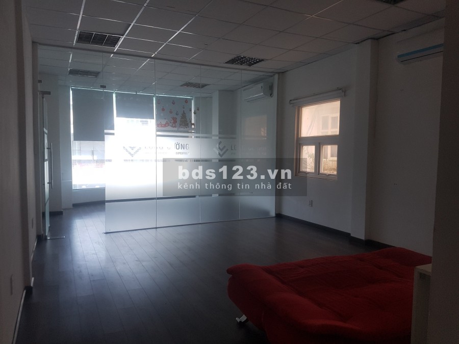 Văn phòng nằm tại 383 Võ Văn Tần, Phường 5, Quận 3, giá cho thuê 15 triệu/tháng, lhcc