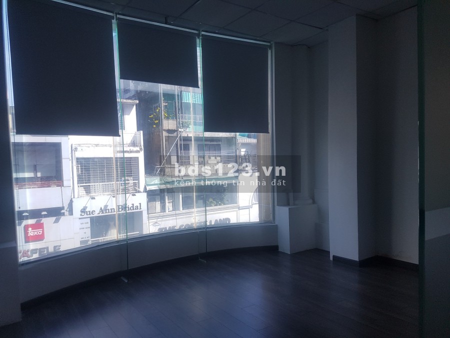 Văn phòng nằm tại 383 Võ Văn Tần, Phường 5, Quận 3, giá cho thuê 15 triệu/tháng, lhcc