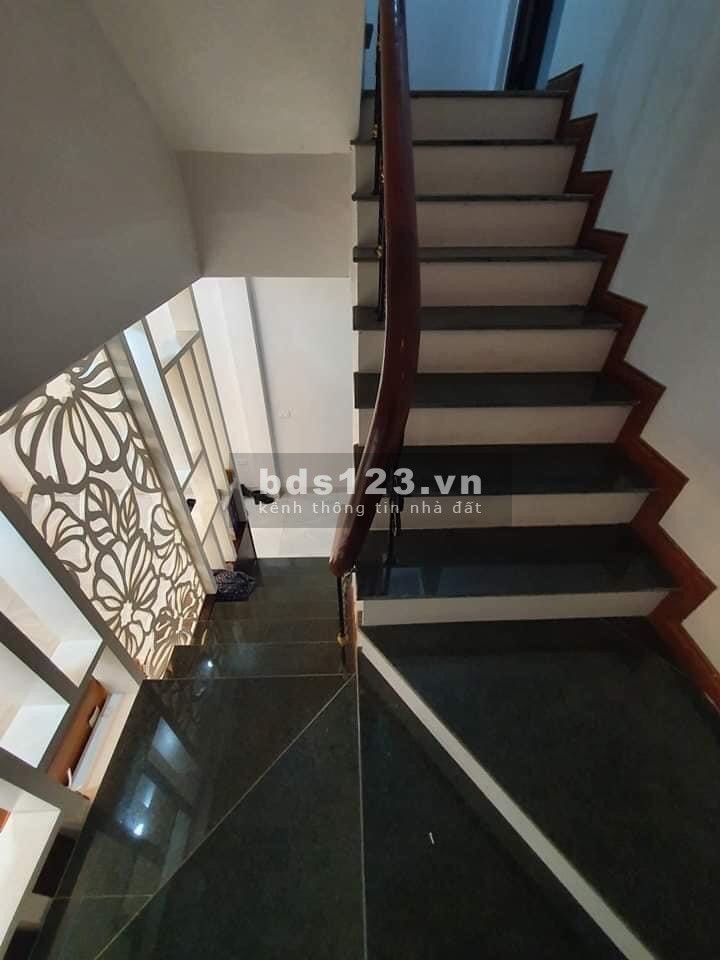Nhà đẹp Ngọc Thụy, lô góc, ô tô đỗ cửa ngõ thông thoáng, 5 tầng DT 48m2 mặt tiền 4.5m, giá 4,8 tỷ