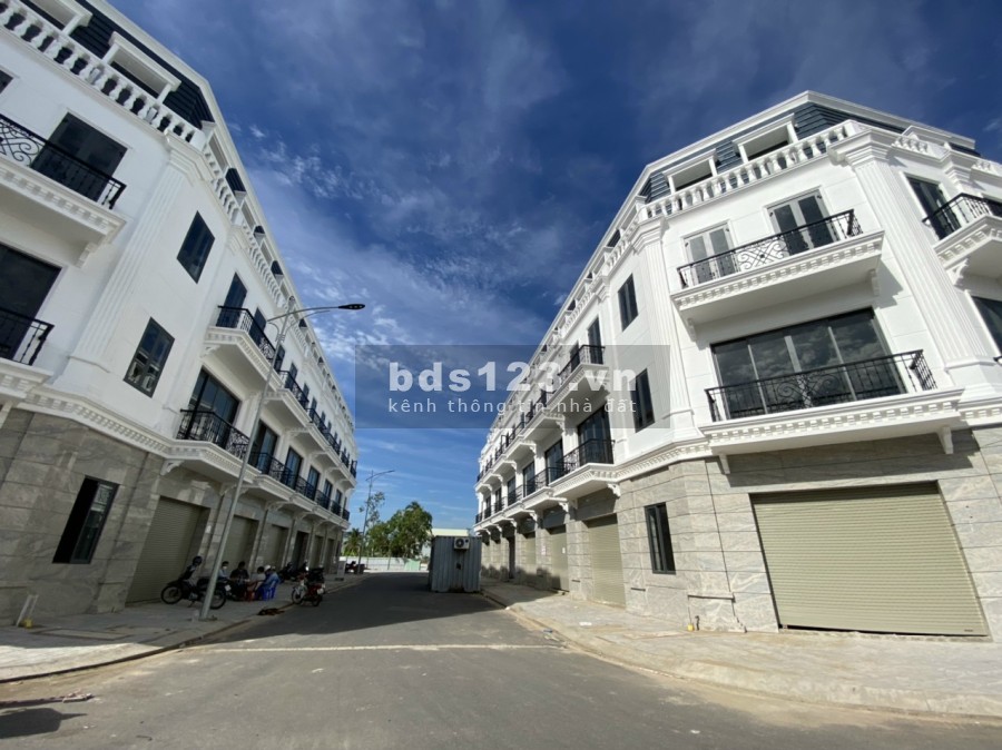 Cần bán căn nhà phố 1 trệt, 1 lầu đúc mặt tiền chợ Thới Lai, tiện ích xung quanh đầy đủ
