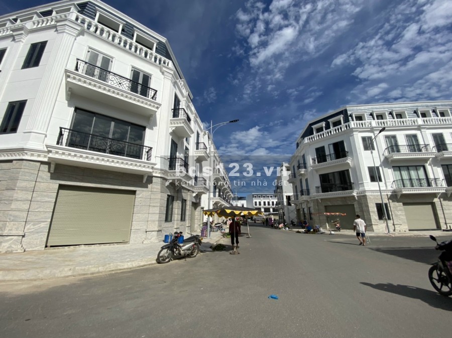 Cần bán căn nhà phố 1 trệt, 1 lầu đúc mặt tiền chợ Thới Lai, tiện ích xung quanh đầy đủ