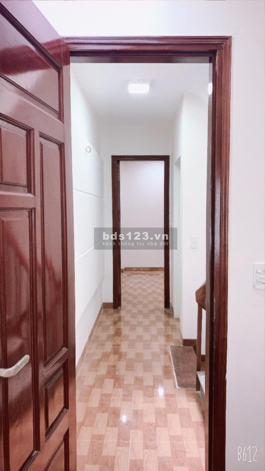 50m ra mặt phố Phạm Văn Đồng, thành phố Giao Lưu, dtsd 42m2, 5 tầng, gá 4.36 tỷ, ở luôn
