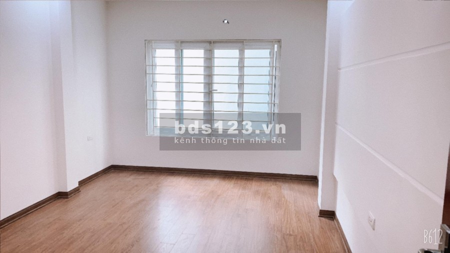 50m ra mặt phố Phạm Văn Đồng, thành phố Giao Lưu, dtsd 42m2, 5 tầng, gá 4.36 tỷ, ở luôn