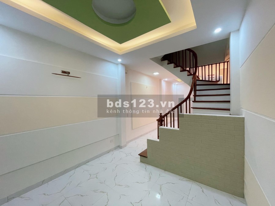 50m ra mặt phố Phạm Văn Đồng, thành phố Giao Lưu, dtsd 42m2, 5 tầng, gá 4.36 tỷ, ở luôn