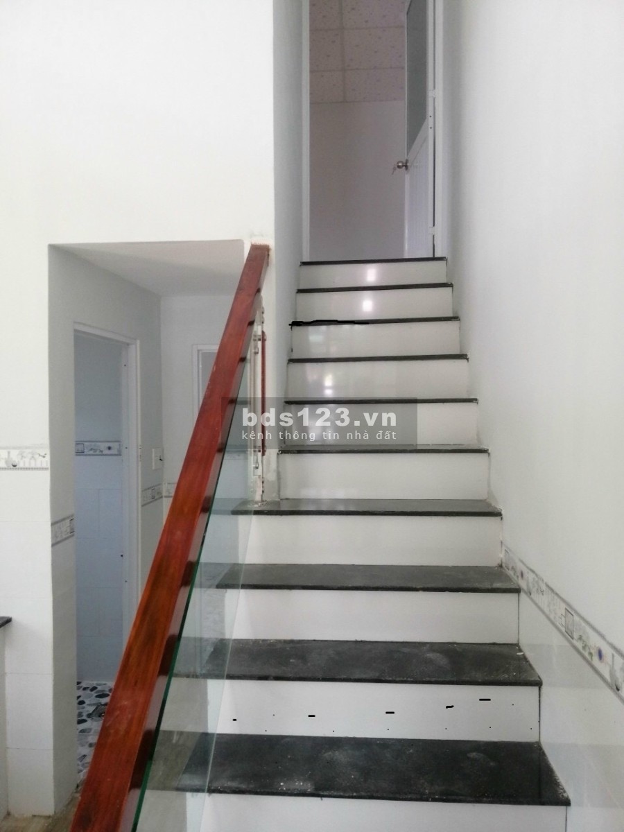 Bán gấp 300m2 + 2 căn hộ mini và 8 phòng trọ đang thuê kín,TN ổn định 20tr/tháng.