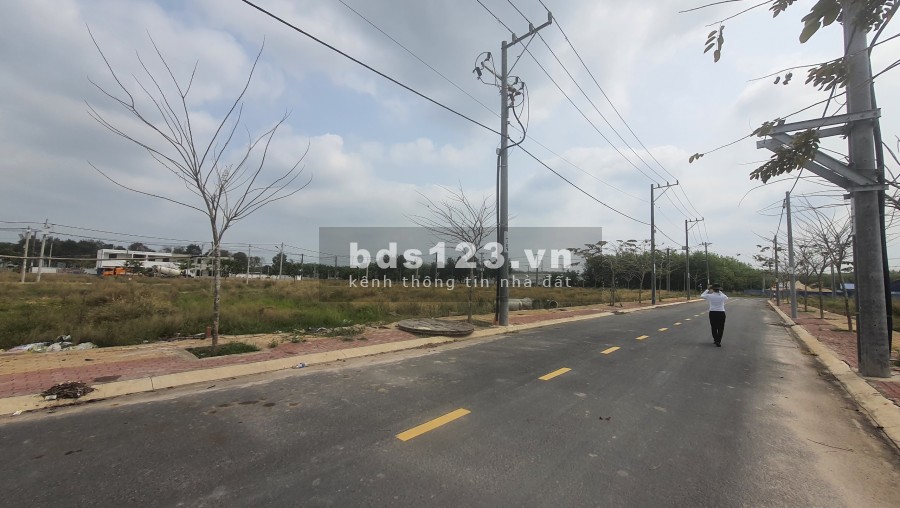 Cần ra lô đất mặt tiền quốc lộ 13 diện tích sử dụng 100m2 sổ riêng công chứng ngay