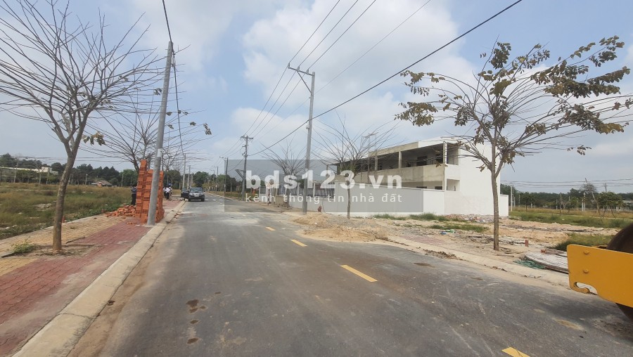 Cần ra lô đất mặt tiền quốc lộ 13 diện tích sử dụng 100m2 sổ riêng công chứng ngay