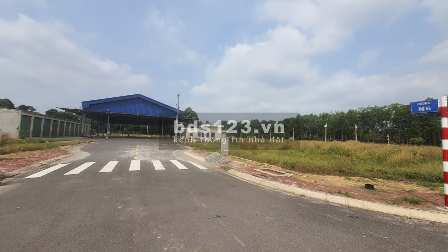 Cần ra lô đất mặt tiền quốc lộ 13 diện tích sử dụng 100m2 sổ riêng công chứng ngay