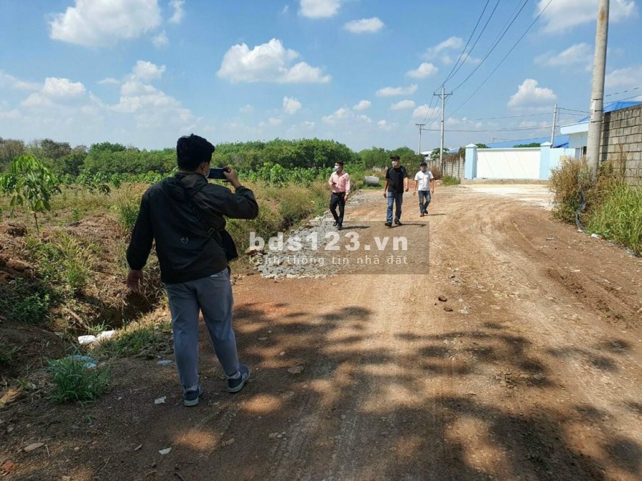 Bán gấp lô mặt tiền đẹp giá rẻ, sổ đỏ sang tên công chứng ngay, vị trí đắc địa, khu dân cư