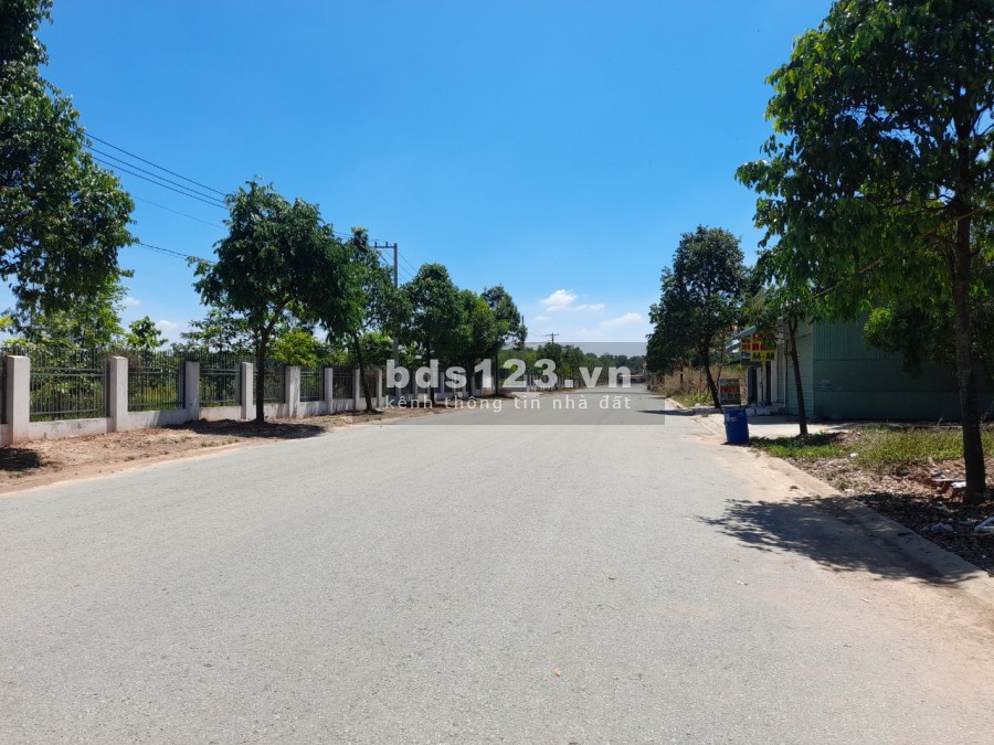 Tôi cần bán lô đất diện tích 300m2 mặt tiền đối diện cổng sau ĐH Việt Đức, thổ cư 100%