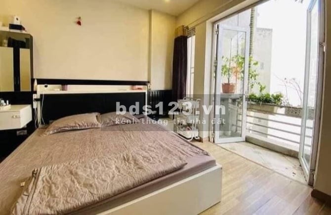 Cần tiền bán gấp nhà 5 tầng đường Pháo Đài Láng, diện tích 45m2, mt 4m, nhỉnh 5 tỷ, lhcc