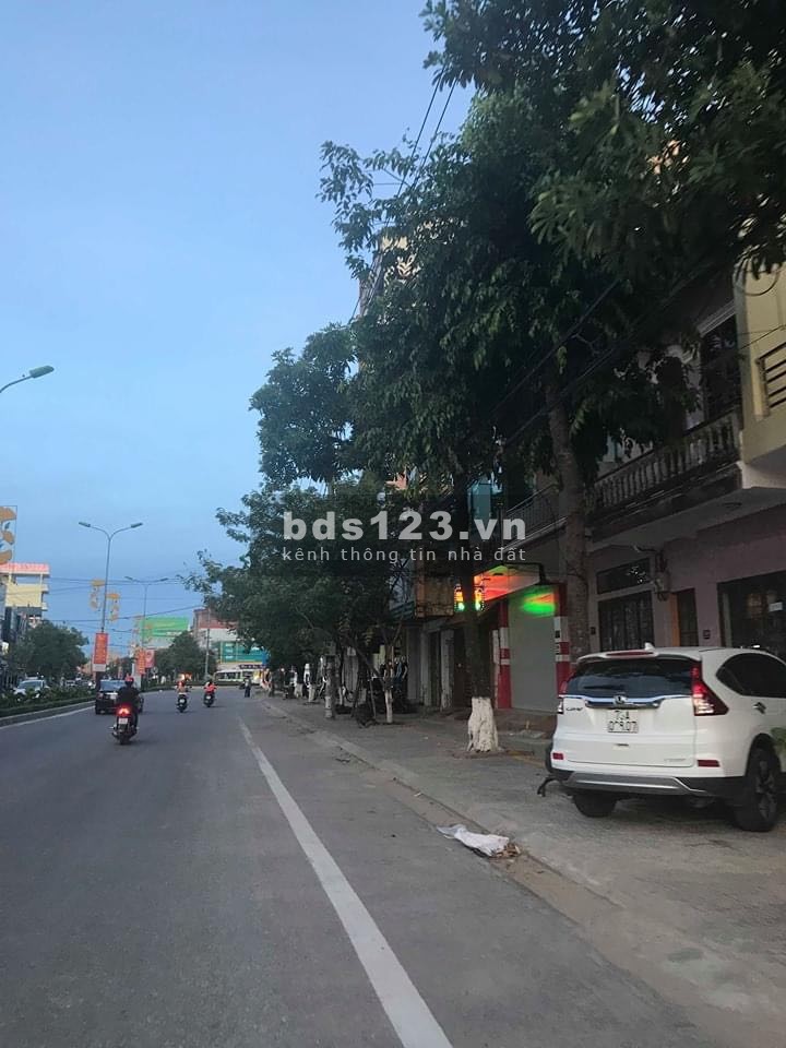 Cho thuê nhà nguyên căn 2 tầng mặt tiền đường Trần Hưng Đạo, thành phố Đồng Hới, Quảng Bình