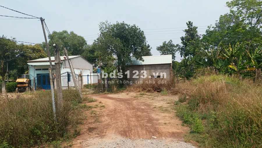 Bán gấp lô đất trả nợ diện tích sử dụng 1500m2 và căn nhà 320m2, khu dân cư đông đúc