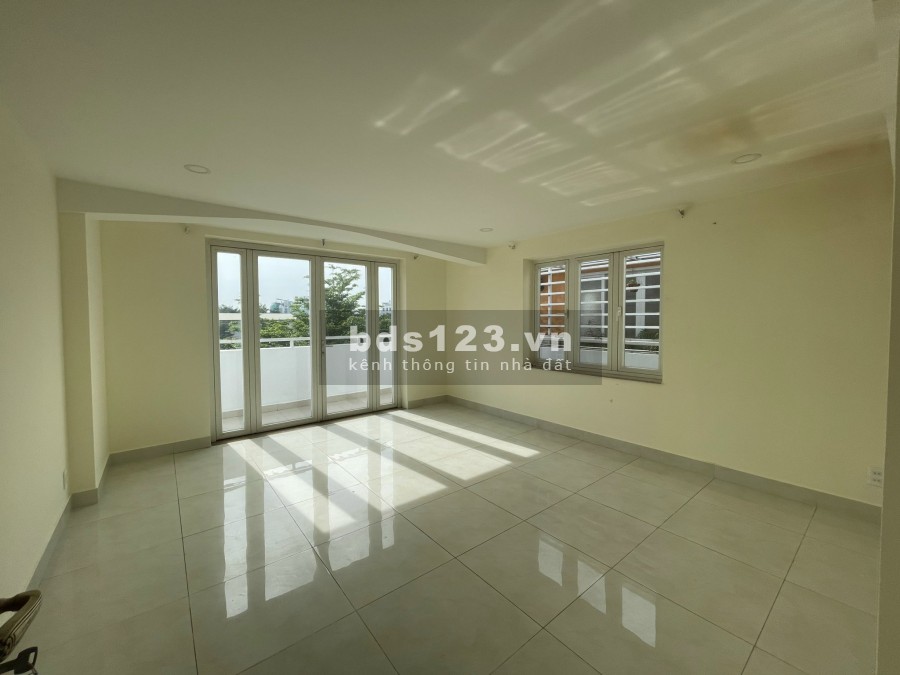 Chia sẻ văn phòng tầng 1 trong nhà nguyên căn. Đang làm showroom tầng trệt. Liên hệ: 0932.689.228