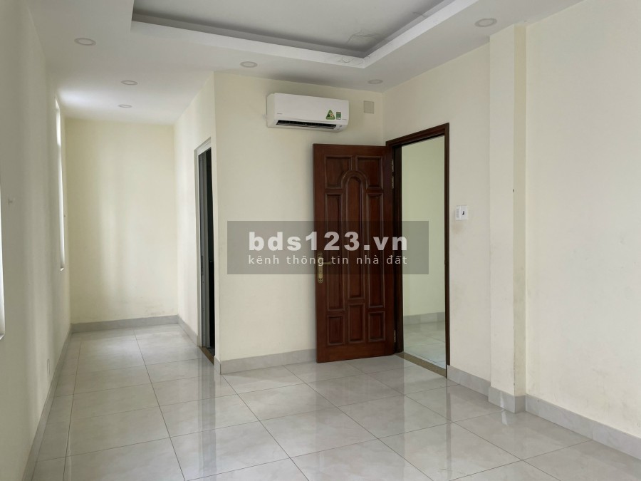 Chia sẻ văn phòng tầng 1 trong nhà nguyên căn. Đang làm showroom tầng trệt. Liên hệ: 0932.689.228