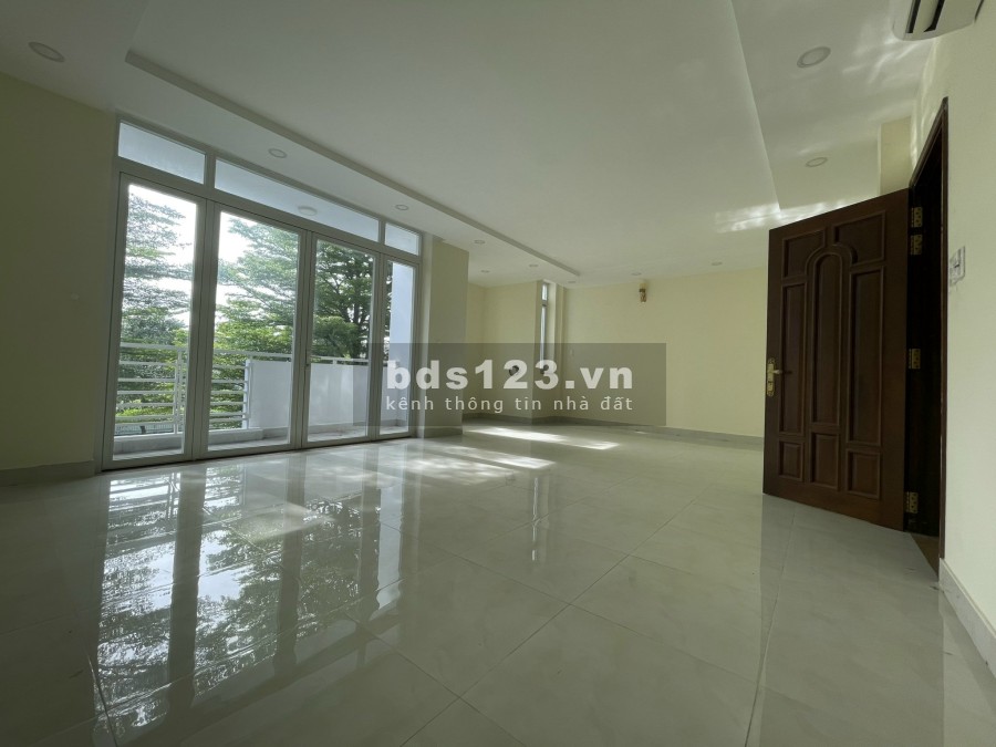Chia sẻ văn phòng tầng 1 trong nhà nguyên căn. Đang làm showroom tầng trệt. Liên hệ: 0932.689.228