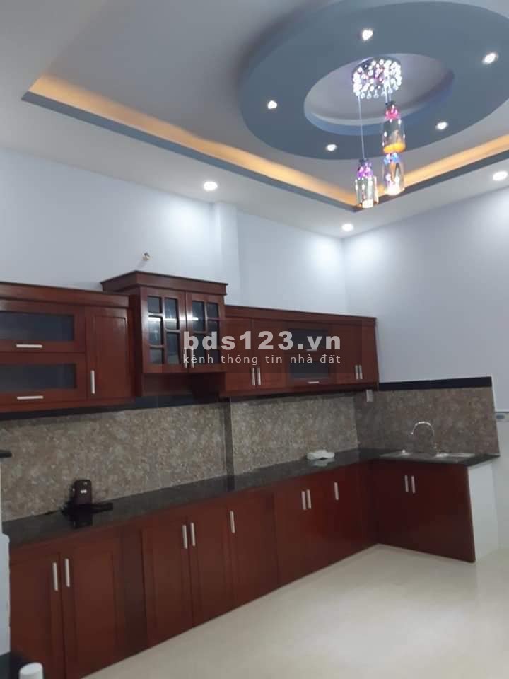 Cần bán gấp nhà Lạc Long Quân, Tân Bình, P9, Ngang 7.5m, hẻm xe hơi giá 3 tỷ thương lượng