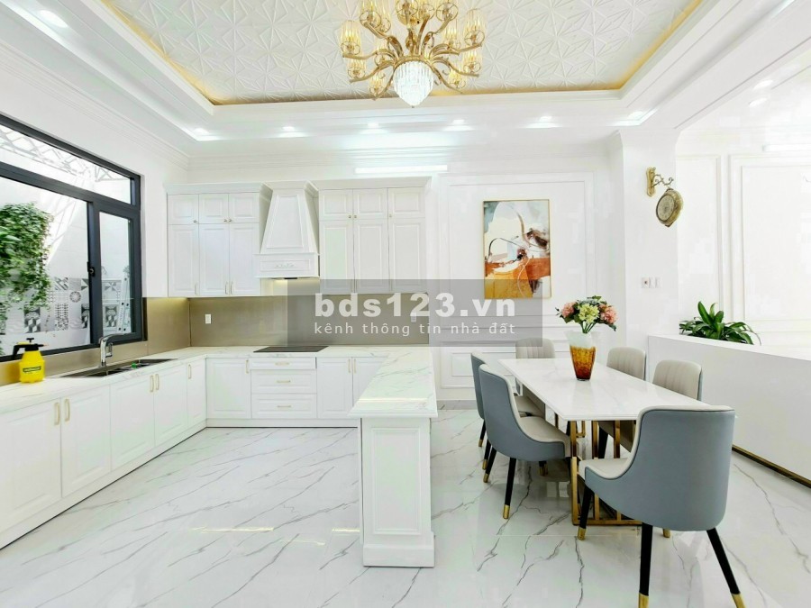 Chủ đi định cư nước ngoài cần bán gấp căn nhà phố mặt tiền lớn gần Vincom Dĩ An
