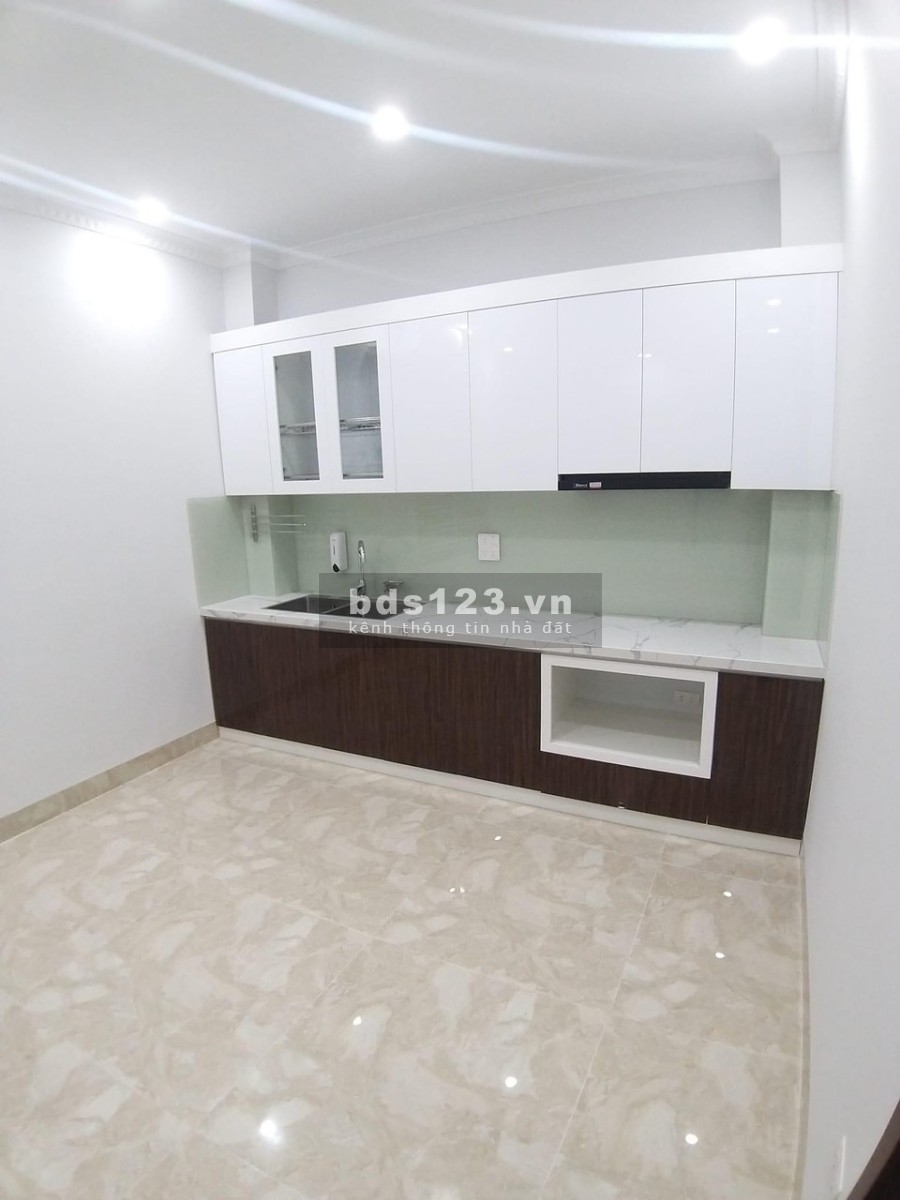 Nhà mới Hoàng Quốc Việt để 2 ô tô 7 chỗ trong nhà 6 tầng thang máy, liên hệ 0972271199