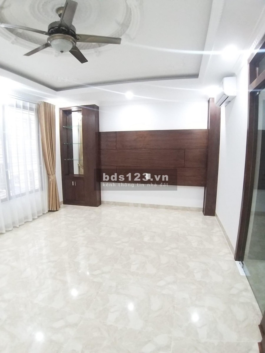 Nhà mới Hoàng Quốc Việt để 2 ô tô 7 chỗ trong nhà 6 tầng thang máy, liên hệ 0972271199