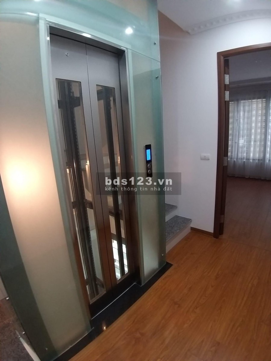 Nhà mới Hoàng Quốc Việt để 2 ô tô 7 chỗ trong nhà 6 tầng thang máy, liên hệ 0972271199