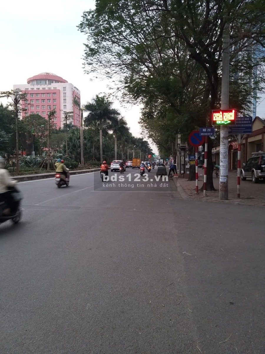 Nhà mới Hoàng Quốc Việt để 2 ô tô 7 chỗ trong nhà 6 tầng thang máy, liên hệ 0972271199