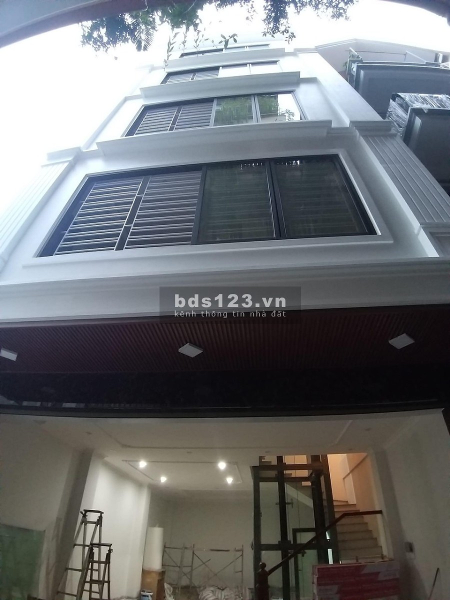 Nhà mới Hoàng Quốc Việt để 2 ô tô 7 chỗ trong nhà 6 tầng thang máy, liên hệ 0972271199