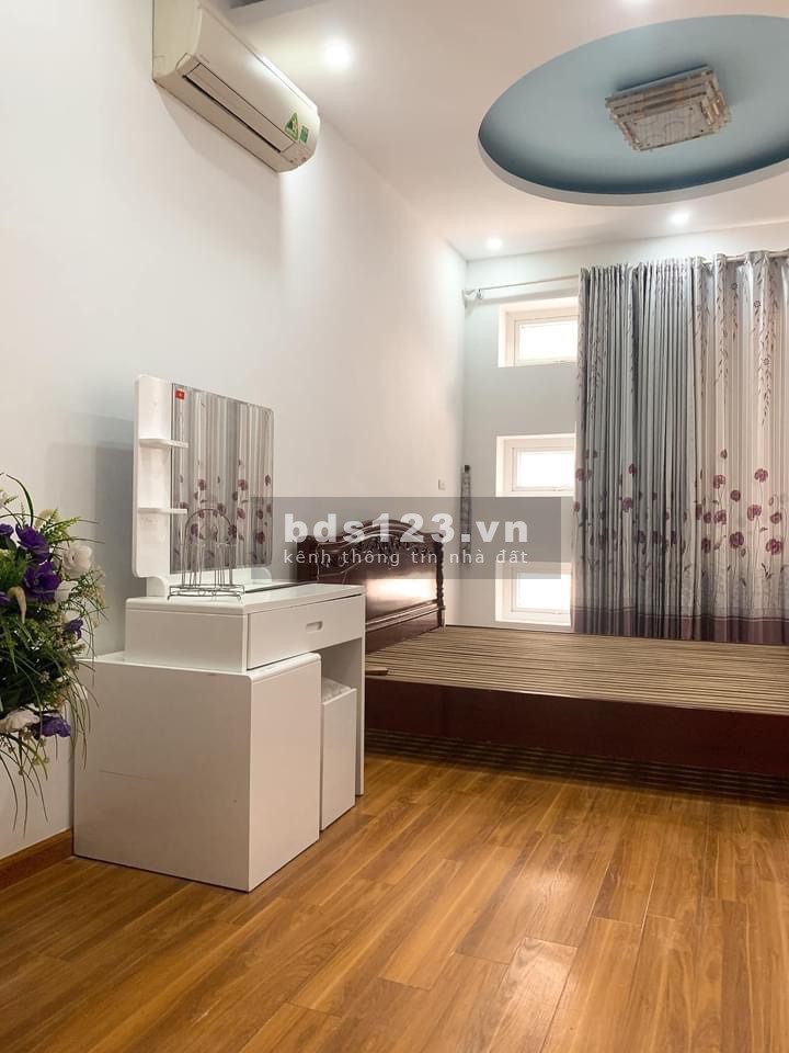 Bán Nhà quận Cầu Giấy, lô góc, 3 bước ra phố, 2 mặt thoáng giao thông tiện lợi, kinh doanh tốt