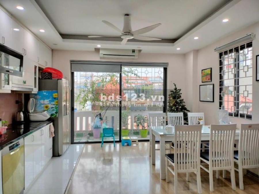 Cần bán gấp nhà tại Nghĩa Đô, Quận Cầu Giấy, thang máy, gara ô tô, 3 bước ra phố