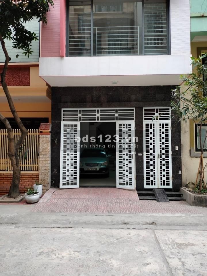 Cần bán gấp nhà tại Nghĩa Đô, Quận Cầu Giấy, thang máy, gara ô tô, 3 bước ra phố