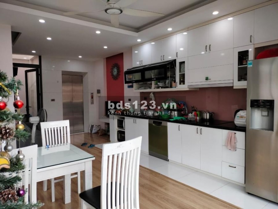 Cần bán gấp nhà tại Nghĩa Đô, Quận Cầu Giấy, thang máy, gara ô tô, 3 bước ra phố