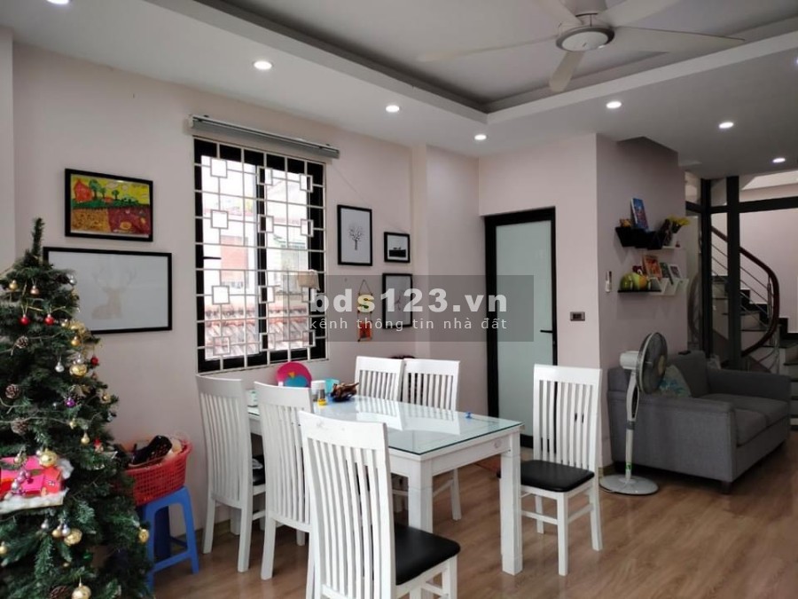 Cần bán gấp nhà tại Nghĩa Đô, Quận Cầu Giấy, thang máy, gara ô tô, 3 bước ra phố