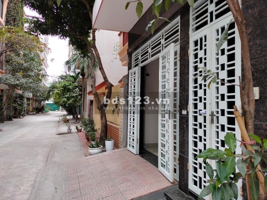 Cần bán gấp nhà tại Nghĩa Đô, Quận Cầu Giấy, thang máy, gara ô tô, 3 bước ra phố
