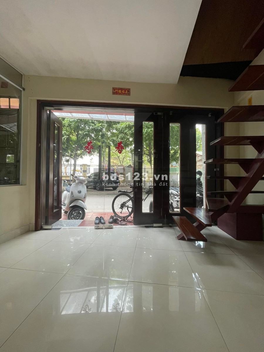 Bán gấp nhà Phùng Khoang, gà đẻ trứng vàng hơn 100m2, giá bán chỉ 15 tỷ