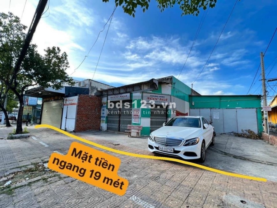 Cho thuê mặt bằng 2 mặt tiền diện tích hơn 400 mét vuông. mặt tiền ngang dài hơn 17 mét