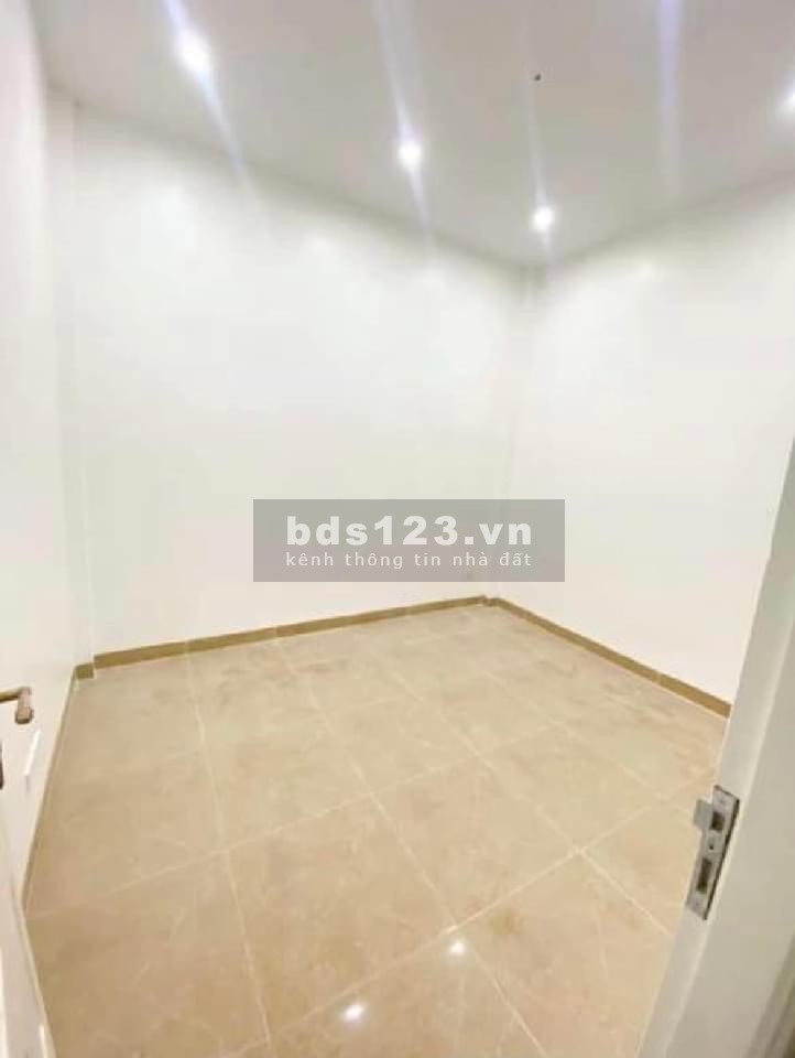 Bán Nhà Hoàng Quốc Việt, Quận Cầu Giấy.Phân lô, ô tô đỗ cửa.an sinh tốt