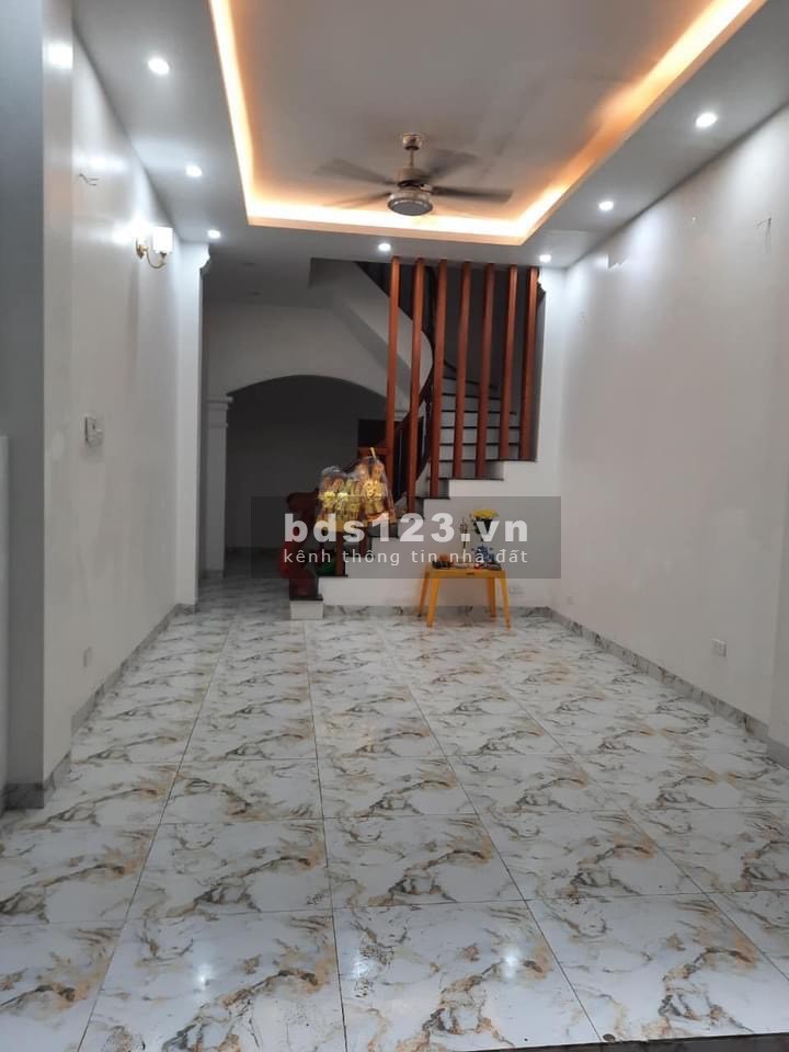 Bán Nhà Hoàng Quốc Việt, Quận Cầu Giấy.Phân lô, ô tô đỗ cửa.an sinh tốt