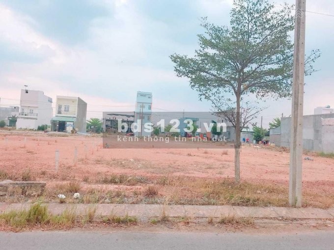 Cần bán gấp lô đất DT 135m2, Tỉnh Lộ 10, gần chợ và trường THCS, SHR, thổ cư 100%. Giá: 1 tỷ 4