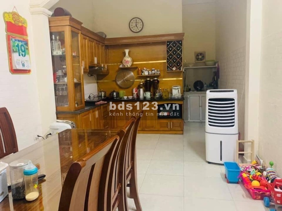 Bán nhà đường Hoàng Mai ô tô đỗ ngõ 56m2, 4 tầng đúc, mt 4.5m, gí 4.5 tỷ, lh 0879250026