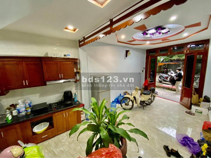 Chủ mót bán giá chào 4 tỷ, đúc 5 tầng sân trước nhà để xe thoải mái, khu dân cư đông đúc