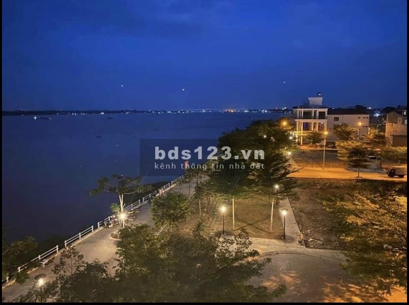 Bán căn nhà 1 trệt, 2 lầu đúc kiên cố hướng Đông Nam, liên hệ 0917711639 giá bán 3.5 tỷ